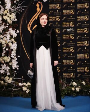 Behnoosh Tabatabaei Instagram - .
یادگاری از 
سومین مراسم تئاتر و موسیقی علی معلم ( تندیس حافظ)

#جشن_حافظ 

عکاسان : غزال باقری و یکتا پاشایی
@yekta_pashaei  @qazal_baqeri 🌹🌹

لباس : مهنوش_تیمورزاده 
@mahnoushteymourzadeh 🌹

اکسسوری: گالری_عقیق
 @aghigh.goldgallery🌹