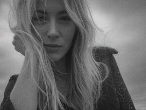 Beth Riesgraf Instagram - 🖤 

@maisonmayle