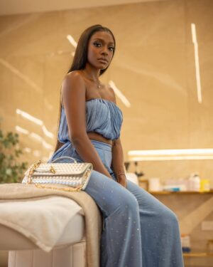 Beverly Osu Instagram - Black, fine, and fly.
Evolving, Elevating, and unstoppable. 💙✨
A whole masterpiece —mind, body, and soul. 

Yup!! That’s ME 🤭

#mentalhealthadvocate #EvolvingAndElevating #Beauty #Akindofblue #selflove
