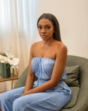 Beverly Osu Instagram - Black, fine, and fly.
Evolving, Elevating, and unstoppable. 💙✨
A whole masterpiece —mind, body, and soul. 

Yup!! That’s ME 🤭

#mentalhealthadvocate #EvolvingAndElevating #Beauty #Akindofblue #selflove