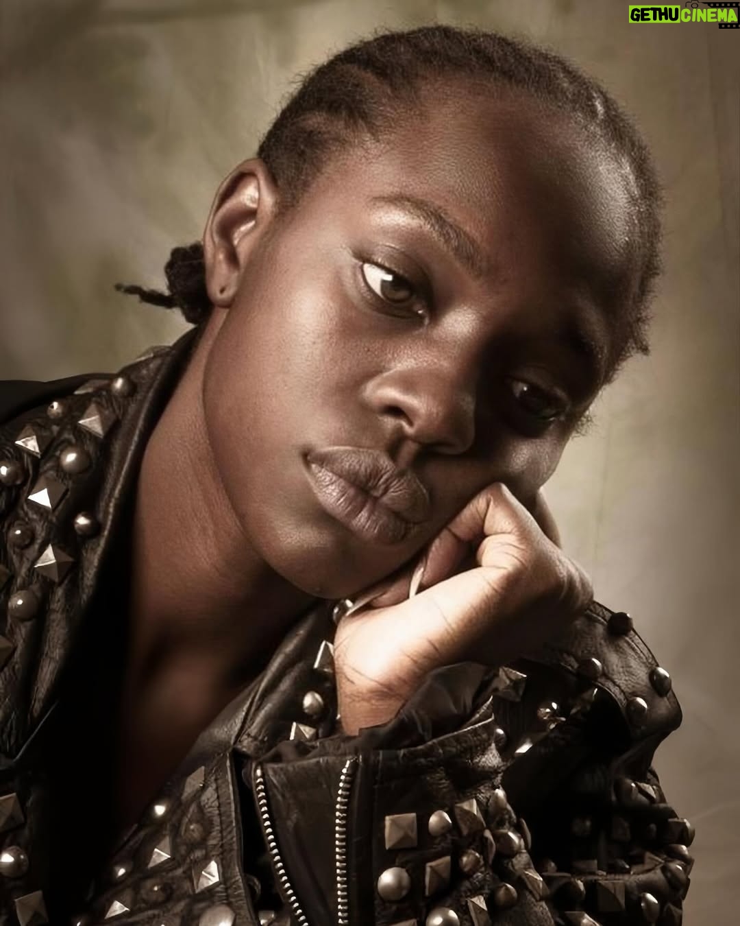 Beverly Osu - 3 Likes - E dey heavy for inside,
but I don learn say quiet no mean weak.
No be every fight need shout.
Sometimes na silence dey carry power pass.
But no carry everything for chest, talk to person.
Be safe space for a friend.
Show love .
You no dey weak if you need help.
We all dey try. We all dey heal. ~~BEVERLY OSU
#Akindofblue #StillnessSpeaks #QuietPower #Art #mentalhealthadvocate
Which one you need pass right now?