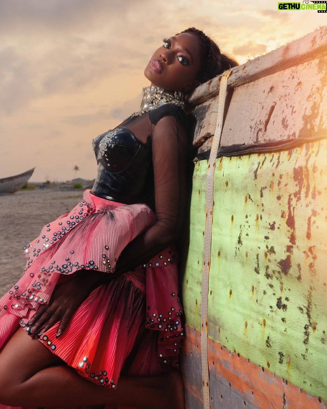 Beverly Osu - 3 Likes - Never been the girl for people with cropped vision or shallow minds.
Miss the message, you miss me. #soulfood
📸 @mydadsboss
#AKindOfBlue #artdeco #MoreThanAReflection #stylewithsubstance