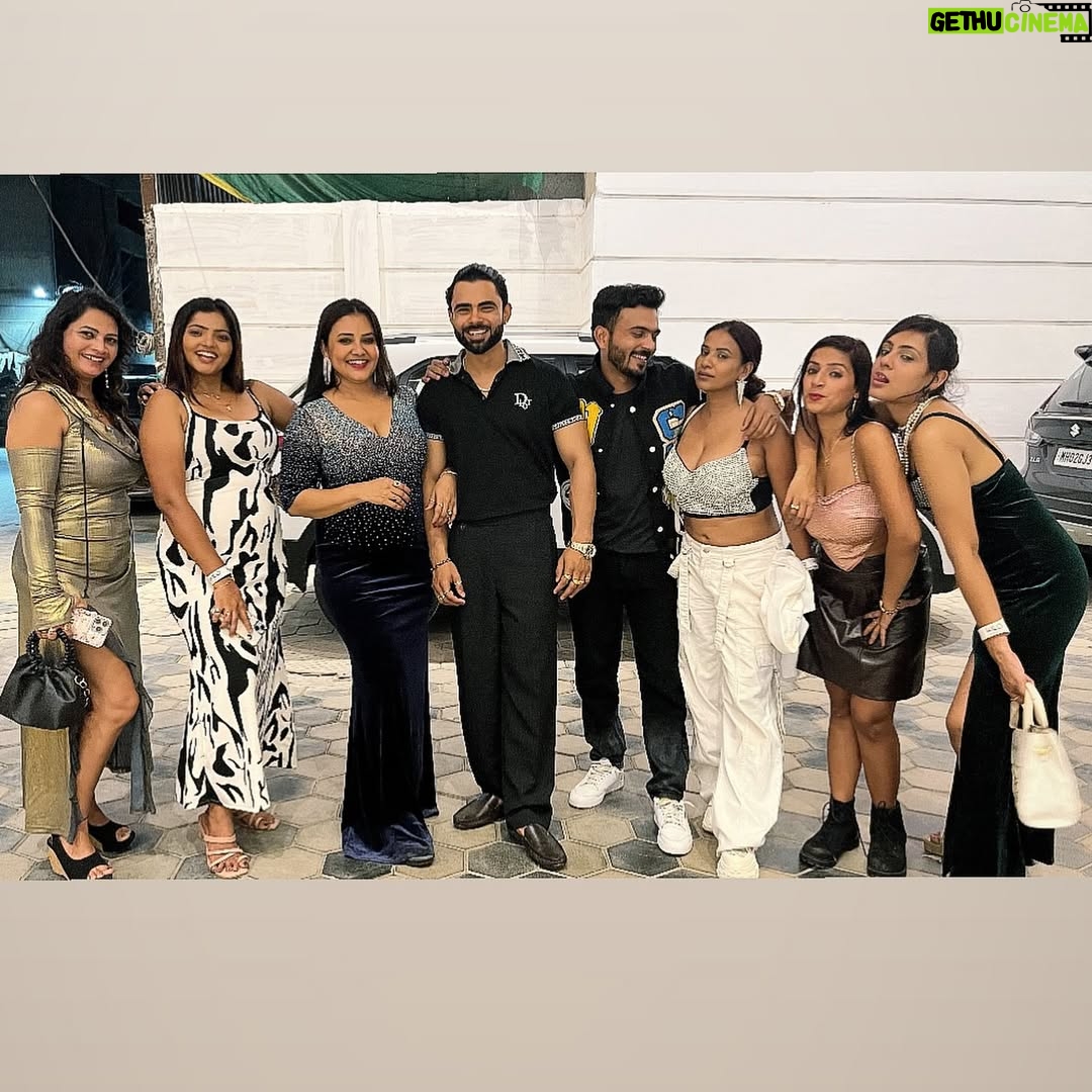 Bharti Jha - 19.4K Likes - The Gang🫰🏻🫶🏻💪🏻🤞🏻❤️🌈✨🙌🏻🥰🤗
.
#priyagamre #luckysaini #muskanagarwal #ranipari #bhartijha #gauravsingh #ayushibhowmick #malvikatomar #friends #love #mumbai #party