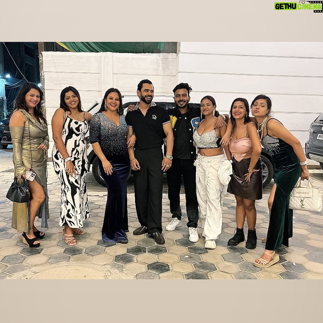 Bharti Jha - 19.4K Likes - The Gang🫰🏻🫶🏻💪🏻🤞🏻❤️🌈✨🙌🏻🥰🤗
.
#priyagamre #luckysaini #muskanagarwal #ranipari #bhartijha #gauravsingh #ayushibhowmick #malvikatomar #friends #love #mumbai #party