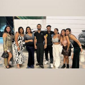 Bharti Jha Instagram - The Gang🫰🏻🫶🏻💪🏻🤞🏻❤️🌈✨🙌🏻🥰🤗
.
#priyagamre #luckysaini #muskanagarwal #ranipari #bhartijha #gauravsingh #ayushibhowmick #malvikatomar #friends #love #mumbai #party