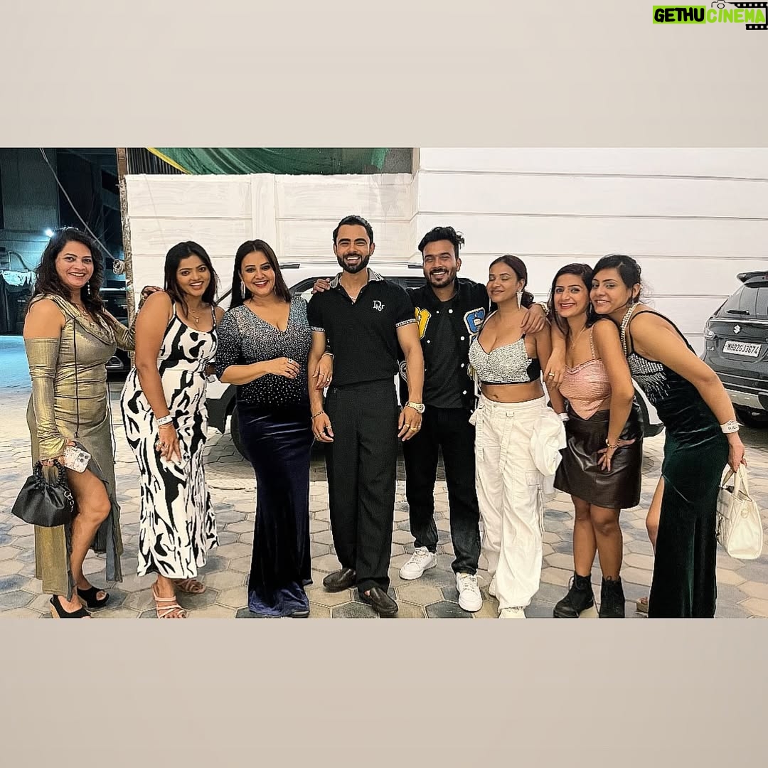 Bharti Jha - 19.4K Likes - The Gang🫰🏻🫶🏻💪🏻🤞🏻❤️🌈✨🙌🏻🥰🤗
.
#priyagamre #luckysaini #muskanagarwal #ranipari #bhartijha #gauravsingh #ayushibhowmick #malvikatomar #friends #love #mumbai #party