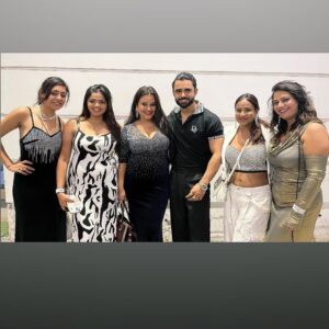 Bharti Jha Instagram - The Gang🫰🏻🫶🏻💪🏻🤞🏻❤️🌈✨🙌🏻🥰🤗
.
#priyagamre #luckysaini #muskanagarwal #ranipari #bhartijha #malvikatomar #friends #love #mumbai #party
