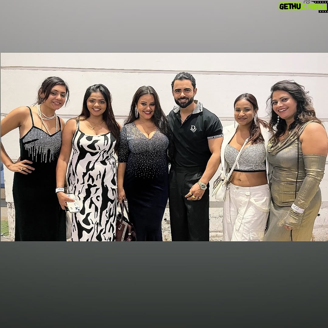 Bharti Jha - 27.6K Likes - The Gang🫰🏻🫶🏻💪🏻🤞🏻❤️🌈✨🙌🏻🥰🤗
.
#priyagamre #luckysaini #muskanagarwal #ranipari #bhartijha #malvikatomar #friends #love #mumbai #party