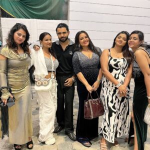 Bharti Jha Instagram - The Gang🫰🏻🫶🏻💪🏻🤞🏻❤️🌈✨🙌🏻🥰🤗
.
#priyagamre #luckysaini #muskanagarwal #ranipari #bhartijha #malvikatomar #friends #love #mumbai #party