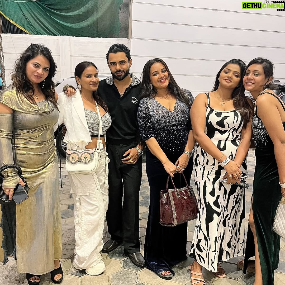 Bharti Jha - 27.6K Likes - The Gang🫰🏻🫶🏻💪🏻🤞🏻❤️🌈✨🙌🏻🥰🤗
.
#priyagamre #luckysaini #muskanagarwal #ranipari #bhartijha #malvikatomar #friends #love #mumbai #party