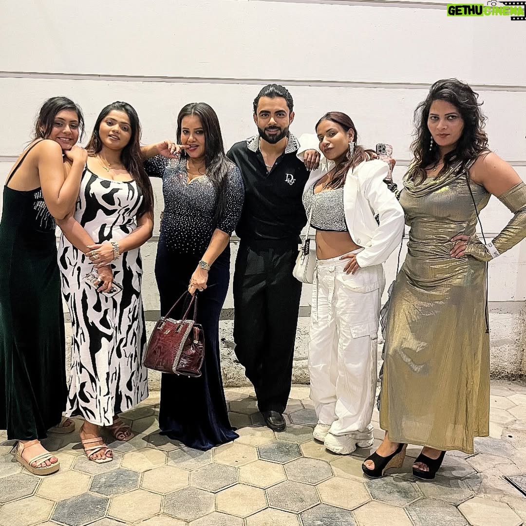 Bharti Jha - 27.6K Likes - The Gang🫰🏻🫶🏻💪🏻🤞🏻❤️🌈✨🙌🏻🥰🤗
.
#priyagamre #luckysaini #muskanagarwal #ranipari #bhartijha #malvikatomar #friends #love #mumbai #party