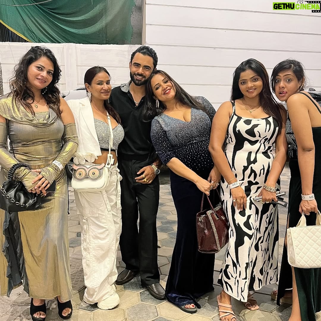 Bharti Jha - 27.6K Likes - The Gang🫰🏻🫶🏻💪🏻🤞🏻❤️🌈✨🙌🏻🥰🤗
.
#priyagamre #luckysaini #muskanagarwal #ranipari #bhartijha #malvikatomar #friends #love #mumbai #party