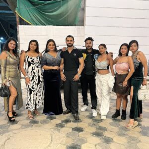 Bharti Jha Instagram - The Gang🫰🏻🫶🏻💪🏻🤞🏻❤️🌈✨🙌🏻🥰🤗
.
#priyagamre #luckysaini #muskanagarwal #ranipari #bhartijha #gauravsingh #ayushibhowmick #malvikatomar #friends #love #mumbai #party