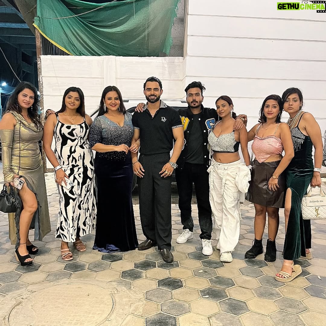 Bharti Jha - 19.4K Likes - The Gang🫰🏻🫶🏻💪🏻🤞🏻❤️🌈✨🙌🏻🥰🤗
.
#priyagamre #luckysaini #muskanagarwal #ranipari #bhartijha #gauravsingh #ayushibhowmick #malvikatomar #friends #love #mumbai #party