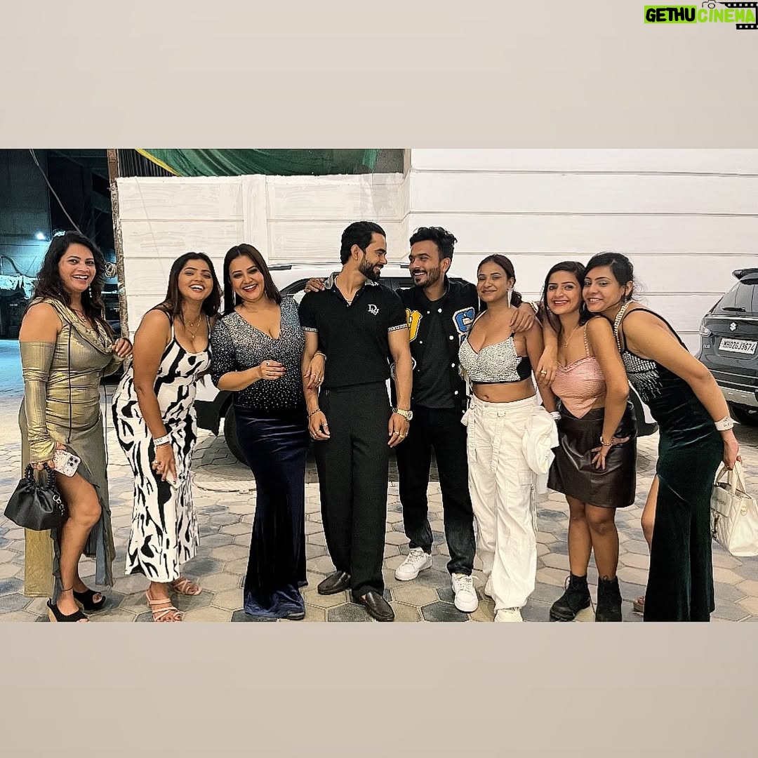Bharti Jha - 19.4K Likes - The Gang🫰🏻🫶🏻💪🏻🤞🏻❤️🌈✨🙌🏻🥰🤗
.
#priyagamre #luckysaini #muskanagarwal #ranipari #bhartijha #gauravsingh #ayushibhowmick #malvikatomar #friends #love #mumbai #party