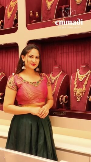 Bhavana Appu Instagram - Bangalore, get ready to shine brighter!

Emmadi’s 9th store is opening in Malleshwaram on May 9th, and we’re celebrating with unmissable offers!🤍

From May 9th to May 18th, enjoy:
✨Buy jewellery worth ₹1,00,000 & get a Long Haram worth ₹50,000 FREE
✨Buy jewellery worth ₹50,000 & get a Short Necklace worth ₹25,000 FREE
✨Buy jewellery worth ₹25,000 & get a Coral Nakshi Mala worth ₹12,500 FREE

Mark your calendars—Malleshwaram is about to experience silver like never before!💫

For inquiries, reach out to us on our official WhatsApp  91 8977941939.

📍 Our branches:
Kondapur: 8989421818 
Dilsukhnagar: 8977941932 
Madanapalle: 9063122902
Malleswaram: 9063122903

Visit our website: https://emmadisilverjewellery.com

Unveil the essence of refined luxury. Explore our exclusive collection – link in bio.

#EmmadiSilverJewellery #DiamondLikeSilver #LuxuryJewellery #TimelessBeauty #TraditionalJewellery #NakshiJewellery #EmmadiSilverJewellery #MegaClearanceSale #SilverJewellery #JewellerySale #Discounts #JewelleryLovers #nakshikundanjewellery #jewelleryshoot #VictorianInspired  #TraditionalJewellery #malleshwaram