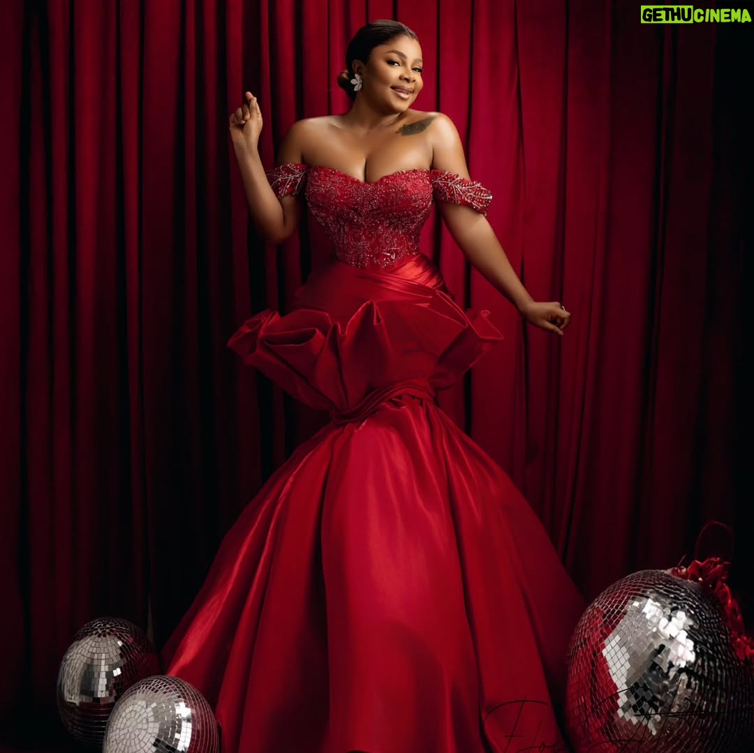 Bimbo Ademoye - 208.7K Likes - Merry Christmas from me to you. I love you so much.
Before you go and eat rice and chop chicken , quickly rush to YouTube to watch The homecoming on BIMBOADEMOYETV.
Photography @edos_artistry
Styling @by_mickeycreates
Dress @houseof_kechy