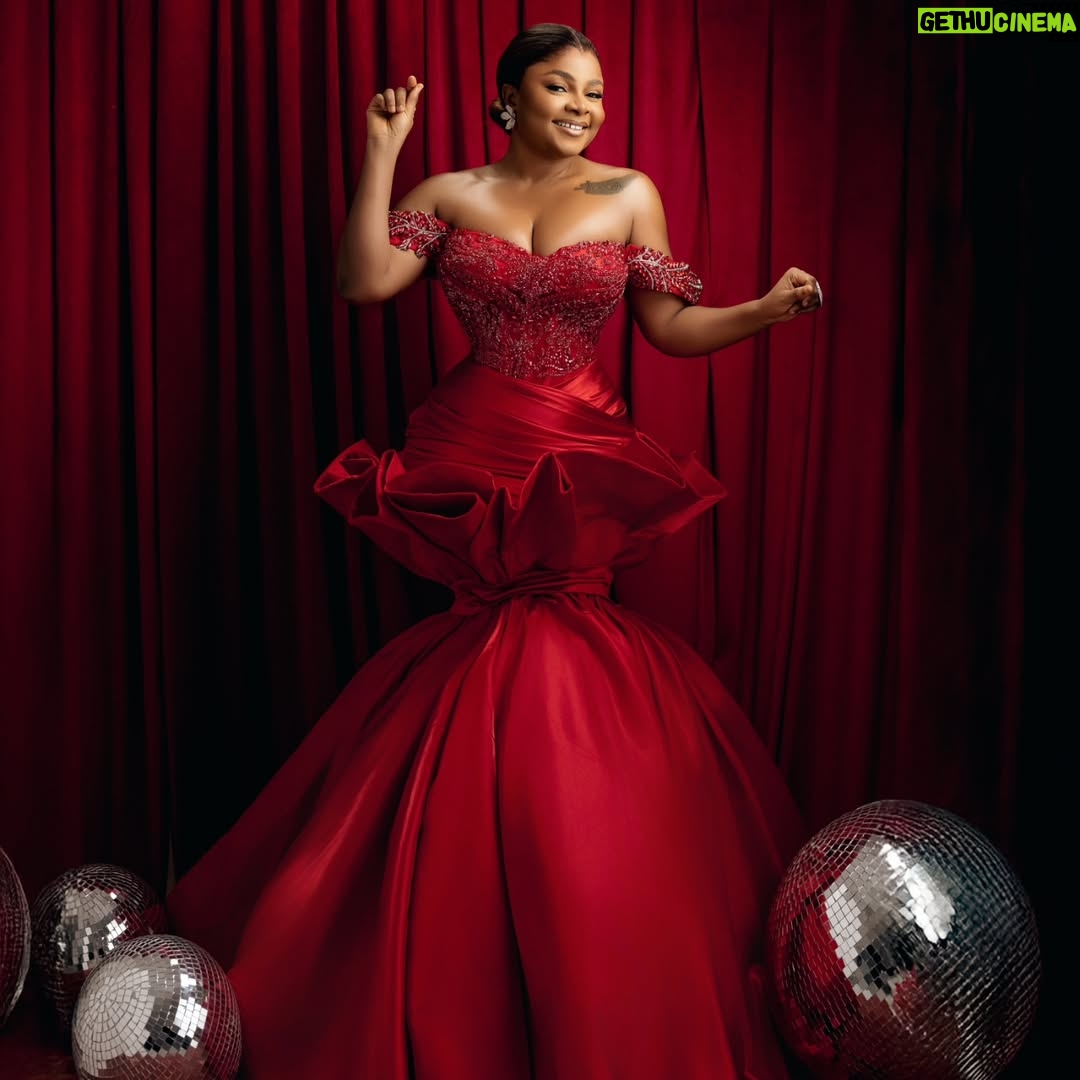 Bimbo Ademoye - 208.7K Likes - Merry Christmas from me to you. I love you so much.
Before you go and eat rice and chop chicken , quickly rush to YouTube to watch The homecoming on BIMBOADEMOYETV.
Photography @edos_artistry
Styling @by_mickeycreates
Dress @houseof_kechy
