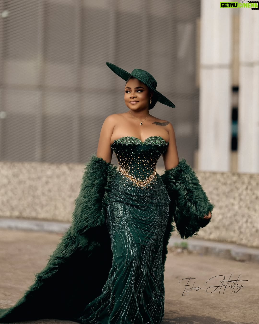 Bimbo Ademoye - 381.9K Likes - Green with envy!. It's Lights, camera , Naija o' clock @naijaonnetflix called and of course I answered.
Styled my fav @by_mickeycreates
Photo my boo @edos_artistry
Dress @dressedin_ima
Make up @glambymorgan_
#lightscameranaija
#netflixparty