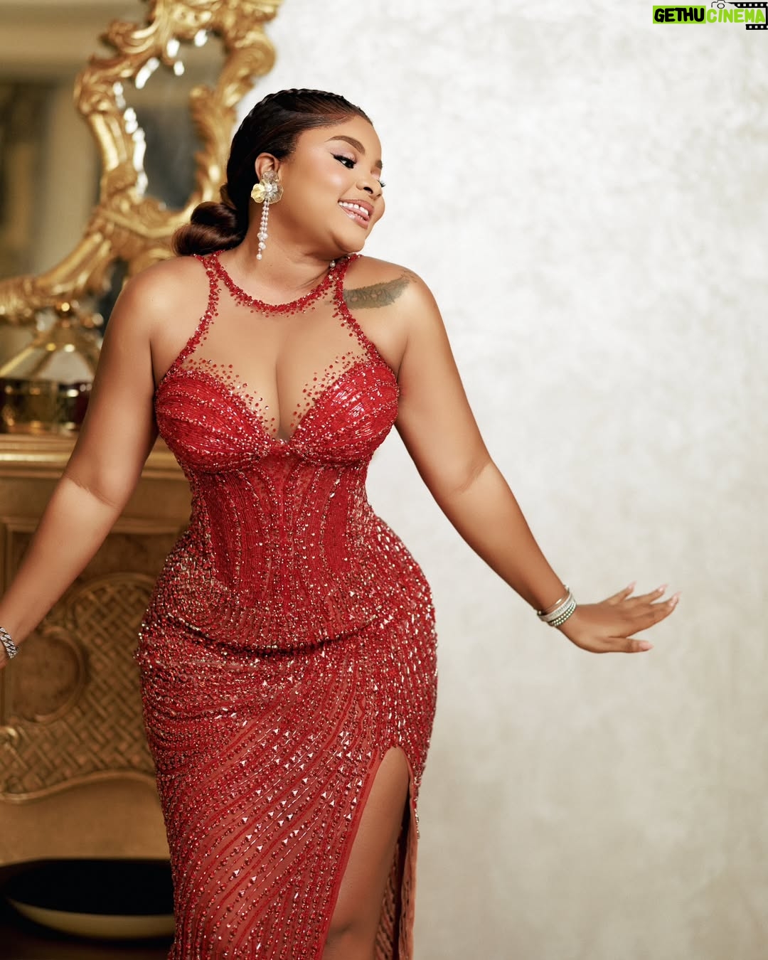 Bimbo Ademoye - 175.8K Likes - Film wey sweet, na from premiere you go know. All people would talk about is the movie. @_timini saying I'm proud of you is an understatement. YOU DID A THING!!. #reellove is a movie and more!!!!. I can't wait for Nigeria and eventually the world to see reel love. Weldone T. You work so hard and I'm so glad to see It paying off. Guys reel love starts showing in cinemas on valentines day. Feb 14th is the date. See y'all in cinemas .
Styling @by_mickeycreates
Photographer @edos_artistry
Dress @dressedin_ima