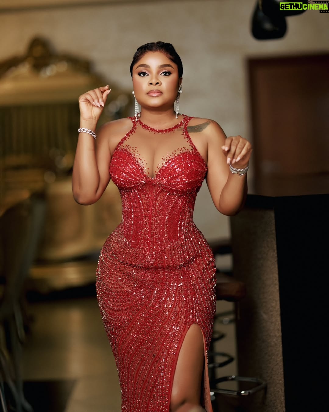 Bimbo Ademoye - 175.8K Likes - Film wey sweet, na from premiere you go know. All people would talk about is the movie. @_timini saying I'm proud of you is an understatement. YOU DID A THING!!. #reellove is a movie and more!!!!. I can't wait for Nigeria and eventually the world to see reel love. Weldone T. You work so hard and I'm so glad to see It paying off. Guys reel love starts showing in cinemas on valentines day. Feb 14th is the date. See y'all in cinemas .
Styling @by_mickeycreates
Photographer @edos_artistry
Dress @dressedin_ima