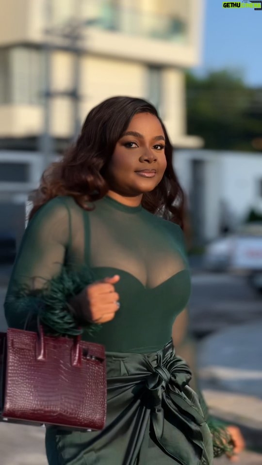 Bimbo Ademoye - 129.8K Likes - Omo Afin.
Excuse my skirt. Small waist problems 😁😁
Video by @motasha
Make up @maryjayblaq