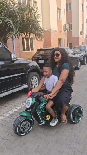 Bimbo Ademoye Instagram - In a bid to give Back to the society,  My baby and I have decided to start a free delivery company, we deliver your items worldwide, FOR FREE, you'd just pay for papa's appearance fee which is 20 billion naira only . For enquiries, pls call 08012345678. Or email somethingdeydoyou.co.uk