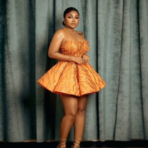 Bimbo Ademoye Instagram - Yetunde Animashaun paro ku. 😂🤣🤣 she even dropped one lie last night at the premiere of #AlakadaBadandBoujee.  House and car whereeeeeee,  wey I never chop belleful. 😂🤣🤣🤣. 
Anyways. Last Night was all shades of magical ! @toyin_abraham . Abosede, I'm super proud of you! You put in the work and I pray the world loves and appreciates it. Weldoneeeee big sis!. Love Always,  your rebbeca!. 
#AlakadaBadandBoujee would start showing in cinemas from 20th of December,  pls come one come call. 

Styling …@by_mickeycreates
Makeup @maryjayblaq
Photo @edos_artistry 
Dress @dressedin_ima
I love you guys.