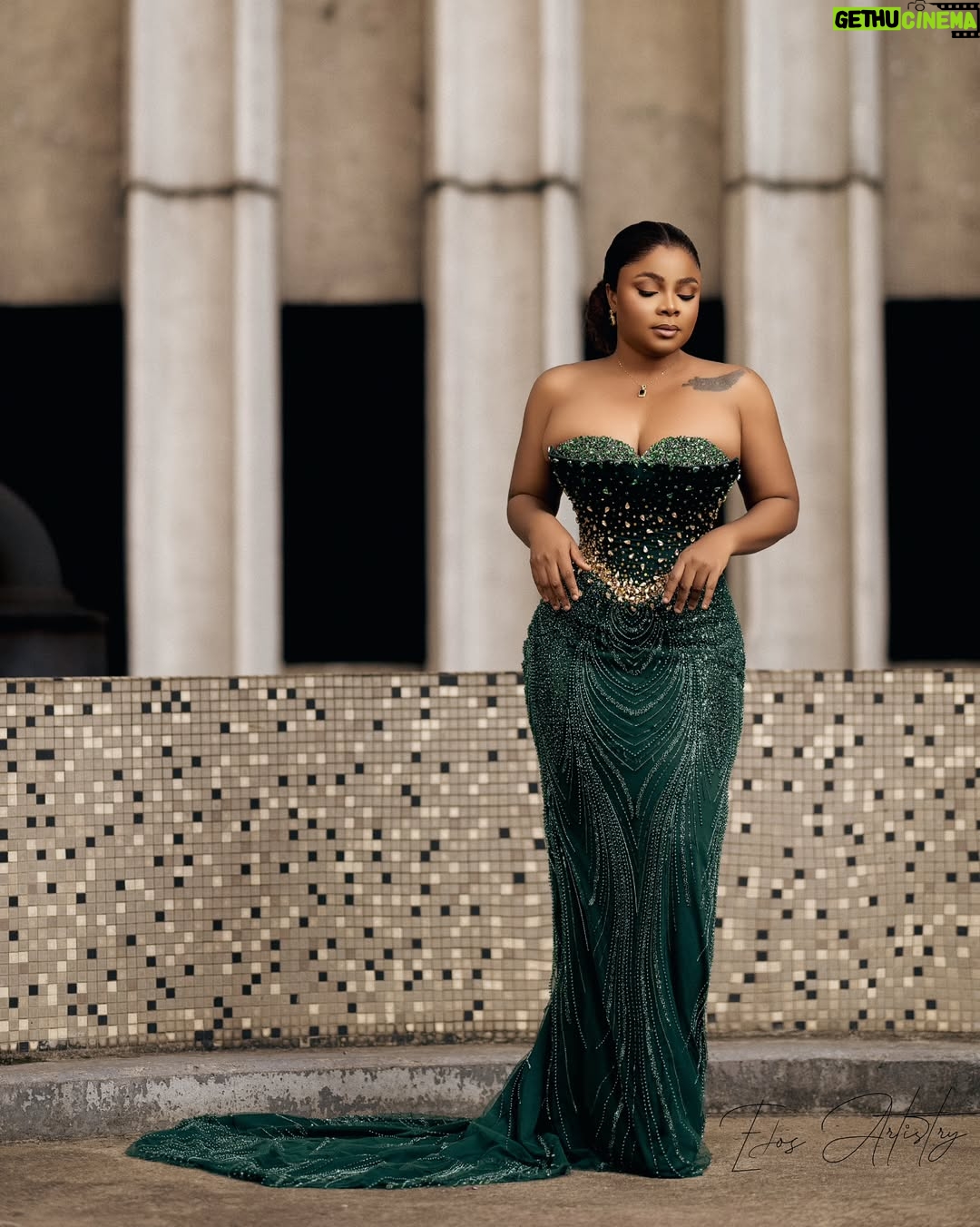 Bimbo Ademoye - 381.9K Likes - Green with envy!. It's Lights, camera , Naija o' clock @naijaonnetflix called and of course I answered.
Styled my fav @by_mickeycreates
Photo my boo @edos_artistry
Dress @dressedin_ima
Make up @glambymorgan_
#lightscameranaija
#netflixparty