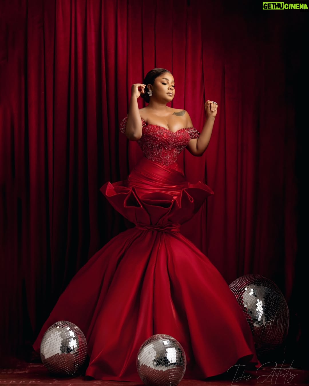 Bimbo Ademoye - 208.7K Likes - Merry Christmas from me to you. I love you so much.
Before you go and eat rice and chop chicken , quickly rush to YouTube to watch The homecoming on BIMBOADEMOYETV.
Photography @edos_artistry
Styling @by_mickeycreates
Dress @houseof_kechy