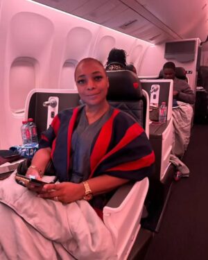 Bimbo Akintola Instagram - When you are facing a long journey and you want to be the queen style but comfortable? I've got the best plug ....@sistabyeyoro made me feel like a queen. Women walked up to me to ask how they could get outfit. I was inundated with compliments,  I felt like an absolute #queen
That's the power of the right outfit. Thank you, sis, even though I was exhausted after an 11 hours flight ? I looked like a #millionbucks