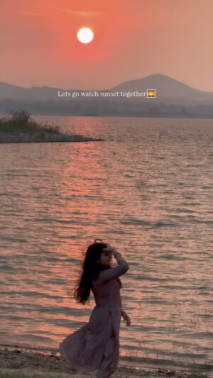 Bindu Gowda Instagram - Sunsets like these>>>>> 🥹❤️

#bindugowda #sunset #kannada #beach #reelitfeelit #reelkarofeelkaro #trending