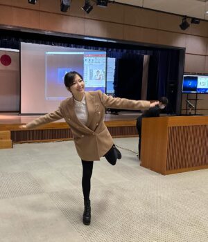 Bisen Aoyagi Instagram - 📢「書道パフォーマンス甲子園」PR大使に就任しました。第15回大会から今年で4期目突入。
気の引き締まる思いです。今年も全力で務めます💪

書道パフォーマンス甲子園
@shodoperformance.jp 

今年は大阪・関西万博にも出場します🌍！
世界中の方に向けて#書道パフォーマンス甲子園 の魅力を最大限にPRできるよう大使として活動します☺︎！

そして！万博の限られたスペース内で、書道パフォーマンス甲子園の魅力を伝えるためVRワールドを制作中です☺︎
VR内で、歴代の優勝校の作品を見るワクワクツアーを開催します🧑‍🎨！（めちゃたのしみ！今年はその関係で特別にVRパフォーマンスとなりました）

運営チーム一丸となって盛り上げていきます✊
#書道パフォーマンス甲子園 応援よろしくお願いします🙇

━━━━━━━━━━━━━━━━━━━━━━━━━

【 書道パフォーマンス甲子園 】
日本一の紙のまち！愛媛県四国中央市で開催される書道の祭典。筆×音楽×動きが織りなす高校生の青春🌸
@shodoperformance.jp をフォローしてね！☺︎

◾️2025大阪・関西万博地方創生SDGsフェス出展
令和7年5月28日（水）〜6月1日（日）
2025大阪・関西万博（EXPOメッセ）
美扇もいきます👩‍🎨

◾️第18回大会
令和7年7月27日（日）開催
愛媛県四国中央市中之庄町1665番地1
伊予三島運動 体育館
美扇もいきます👩‍🎨

◾️書道パフォーマンス甲子園inEXPO（特別大会）
令和7年8月21日（木）
2025大阪・関西万博（EXPOホール）
美扇もいきます👩‍🎨

━━━━━━━━━━━━━━━━━━━━━━━━━

#四国中央市
#書道パフォーマンス甲子園
#書道パフォーマンスの聖地
#書道パフォーマンス　
#2025大阪関西万博　
#高校生
#書道部
#書道作品