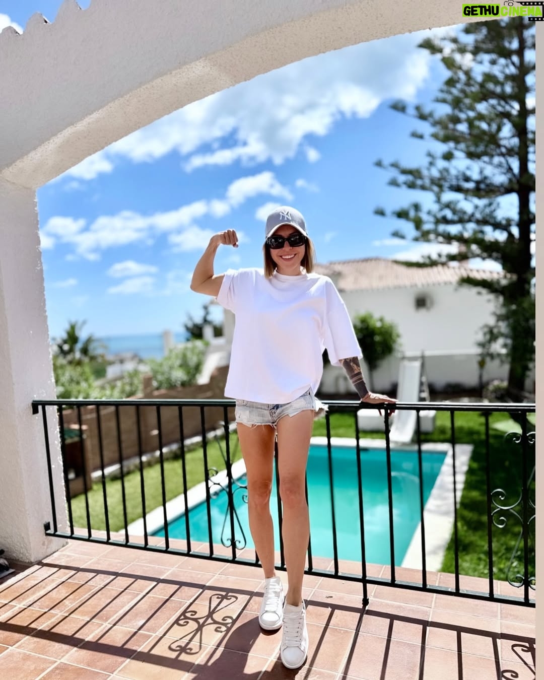 Blanka Lipinska - 25.4K Likes - Kupiliśmy dom w Hiszpanii 🤦🏼♀️🙄😂
I wyremontowaliśmy go w 2 tygodnie 😁
Pieszczotliwie nazywamy go „przedsionek piekła”…czy te 16 dni były łatwe ?
No cóż 🙄 były połączeniem brudu, pracy, brudu, zmęczenia, brudu, problemów, rozwiązań, szlifowania, brudu, płaczu, kłótni, śmiechów, brudu, jedzenia z plastików, niespodzianek (niezbyt miłych) i BRUDU…to były najcięższe fizycznie dni w moim dorosłym życiu 🙈 ale ile ja się nauczyłam ! Ile wyszlifowałam! Ile oszczędności poczyniłam! Ile upolowałam rzeczy używanych! Ile się razy wkur*iłam….🤦🏼♀️
Dziękuję @wieslawfraczak kochany mój 🖤 bez Ciebie nie dalibyśmy rady 🖤 jesteś spokojem, bezpieczeństwem i wybitnym fachowcem w swojej dziedzinie 🖤 masz też niesamowitą umiejętność robienia rzeczy z niczego!
Czyli rzeźbienia w 💩 a to było tu niezbędne!
Dziękuję Adam 🖤 jesteś najcichszym i jednocześnie najbardziej uroczym facetem jakiego znam 🖤 a jak zatrzesz sufit to nawet ten w Hiszpanii wydaje się prosty 🖤
Dziękuję @barylapawel za Twoje poświęcenie, za pracę i umiejętności, dziękuję za pomysły, za cierpliwość i za obecność 🖤 wiele razy w ciągu tych dni Cię nie lubiłam (a Ty mnie) ale bardzo Cię Kocham i dziękuję, że to razem przeszliśmy! 🖤 ale nie róbmy tego już nigdy więcej 🙏🏼😁
Teraz czas na odpoczynek…bo za chwilę musimy tu wrócić skręcić meble 🙄🤦🏼♀️😂
Wiec nie odchodźcie od odbiorników, to nie koniec 🙈 to tylko przerwa na reklamę 😂