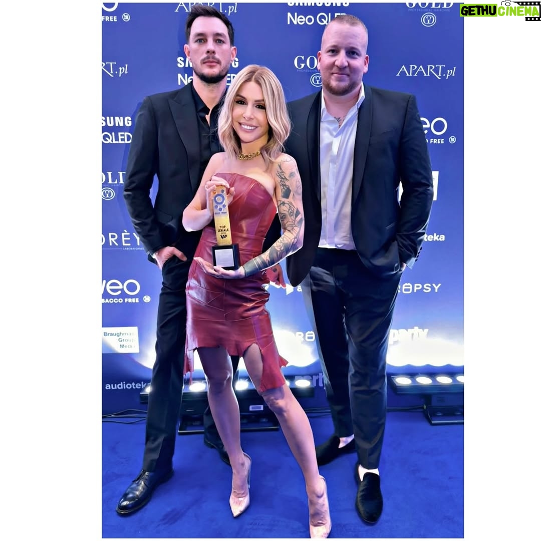 Blanka Lipinska - 20.8K Likes - Moi Kochani Dziękuję 🖤
A raczej dziękujemy 🖤
Za wsparcie, za głosy, za tę nagrodę 🖤
Jesteście wspaniali i każdemu życzę, by miał takich fanów jak ja bo to niesamowite uczucie 🖤 Dziękuję, że Was mam 🖤
Dress @robertczerwik
Hair @aga.superhair
Make up @gosiabryla_makeup