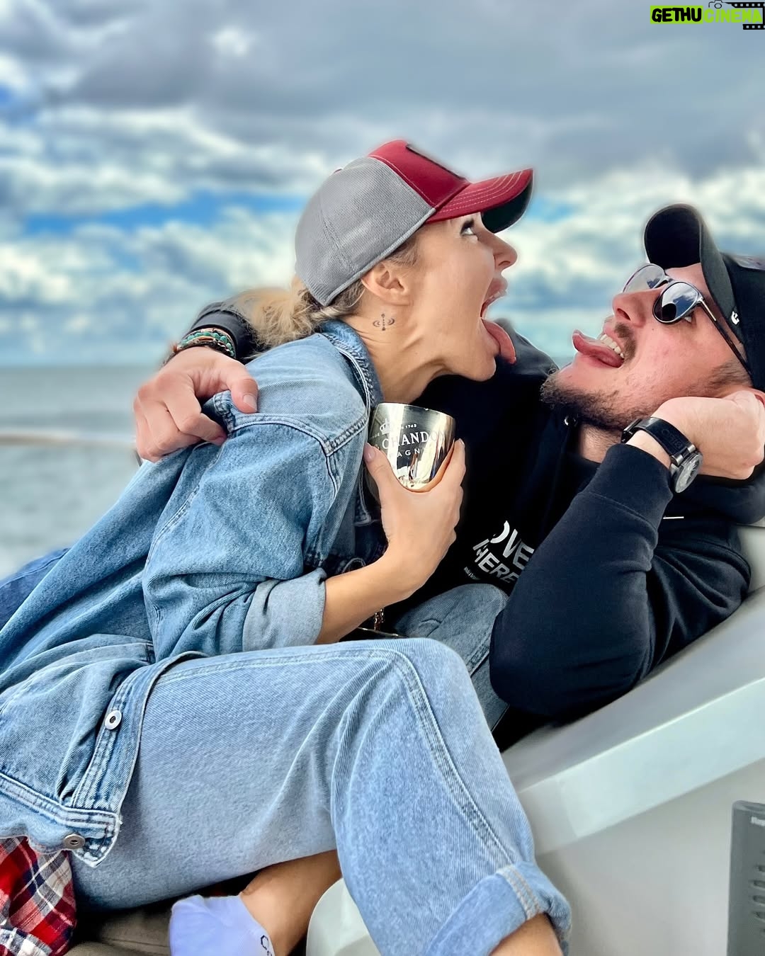 Blanka Lipinska - 22.4K Likes - Wszystkiego Najlepszego Orzechu ! 🖤
Urodzinowe Sto Lat i to najlepiej ze mną!
Życzę Ci dużo pracy bo ją lubisz….😁
Ale też czasu bez niej, bo lubisz podróże, a ich też Ci życzę dużo, a jak pracujesz to wyklucza to podróże, a że Życzę Ci też dużo czasu na squasha, bo ewidentnie się w niego wkręciłeś…to wychodzi na to, że musisz mieć dużo wolnego czasu….Sorry, będziesz utrzymankiem - Twoje życie jest zbyt piękne by je przepracować, a poza tym masz za mało czasu 🤷🏼♀️😂 kontynuując…z takich bardziej klasycznych rzeczy to, Życzę Ci dużo miłości do samego siebie, akceptacji, duuuuużo akceptacji i dużo pieniędzy bo to ułatwia akceptację-wiem to z doświadczenia…no to chyba tyle jeśli chodzi o brak pracy i bycie utrzymankiem 🙄 bo to się ewidentnie wyklucza🤔…no cóż…to na razie rób co chcesz 😁 a ja Ci radzę jak uważasz 😁 lećmy dalej…Życzę Ci duuuuzo spokoju w środku w Pawle, bo wiem, że go lubisz, a przy mnie o to ciężko 🤷🏼♀️ co widac po tych nietuzinkowych życzeniach chociażby…🫣 i po całym naszym wspólnym życiu, które znamy tylko my 🖤
Na koniec Życzę bym za rok składała Ci jeszcze bardziej wymyślne (żeby nie powiedzieć poje*ane) życzenia, bo będzie to oznaczać, że z tej dzisiejszej listy wszystko już masz😁…wiesz, że piszę te życzenia na silnych lekach i to mnie trochę tłumaczy 😂 mam nadzieję 🙄
Kocham Cię Baryła 🖤 Sto Lat !
Jesteś najlepszym Orzechem na Świecie 🖤