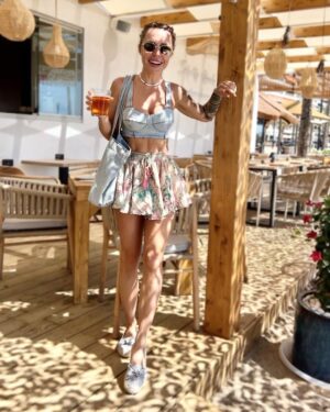 Blanka Lipinska Instagram - Wszystkiego Najlepszego Blaniu !
Na rok przed 40stką życzę sobie zdrowia !
Bo resztę już mam ! 😎
Życzę sobie bym zmieniała się tak często jak tylko mogę, spokoju i więcej cierpliwości do ludzi i świata ! STO LAT ! 🥂