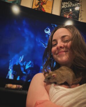 Brittany Curran Instagram - Big night. BIG NIGHT. Finally introducing my son to The One Ring, well-wishers, distant relations, & very old friends, and, of course, the good in this world that is worth fighting for. 💛🐀🎞🧙🏻‍♂️🐉🍻🍄🍃✨🥕🏹🌙🫶🏻

@templetontheroofrat 💛

#RightOfPassage #lordoftherings #rescuerat #roofrat #cozynightsathome #cozynight