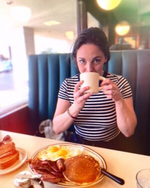 Brittany Curran Instagram - Saturday morning breakfast date 🍳☕️🥞☀️💛🇺🇸

♥️➕📸🟰 @jamesisntcool 

#americandiner #losangeles #burbank #burbankca 

@oldnavy @lancersfamilyrestaurant