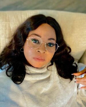 Bukky Wright Instagram - Guys 😎 we’re almost at 1 Million 💃💃. So I’ve been thinking, how do we celebrate?? 🤔 
Make Up: No 😊
Skin: @susanchanelbeauty