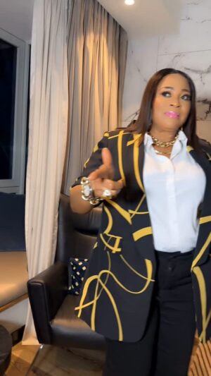 Bukky Wright Instagram - @docbcbee  my honorable sheer leader of life. See your orobo. What do you guys think, leave my stature this way or loose it? 🤣🤣🤣