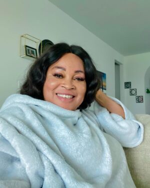 Bukky Wright Instagram - Guys 😎 we’re almost at 1 Million 💃💃. So I’ve been thinking, how do we celebrate?? 🤔 
Make Up: No 😊
Skin: @susanchanelbeauty