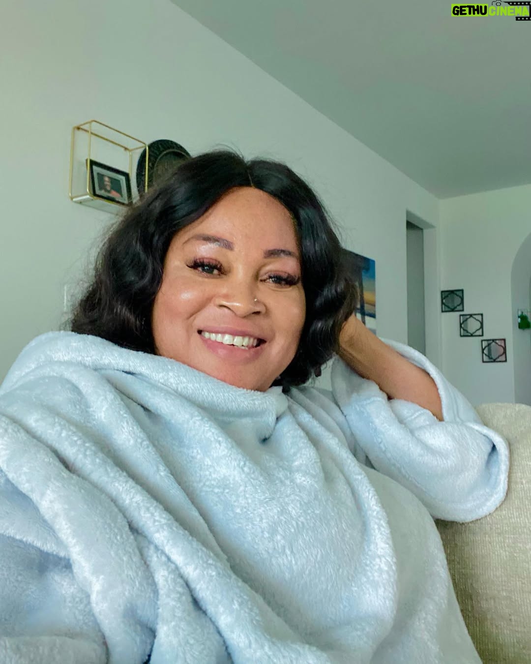 Bukky Wright - 24.8K Likes - Guys 😎 we’re almost at 1 Million 💃💃. So I’ve been thinking, how do we celebrate?? 🤔
Make Up: No 😊
Skin: @susanchanelbeauty