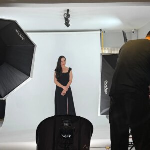 Burcu Altın Instagram - Bazı yeni çekimlerin kamera arkası 🤭📌 @fullframestudyo Teşekkürler @bartuakin @seda.k.akn Kamera arkası için de @cagataybayrams teşekkürler 💎