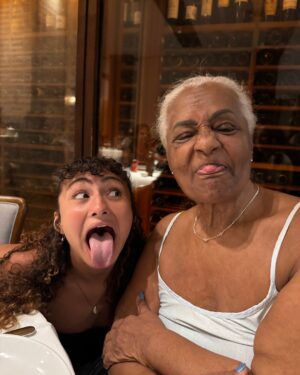 Camila Pitanga Instagram - A alegria que ressoa nessas fotos diz muito pra mim. 

Meu mundo mãe. 

A liga do amor conectando pontos entre a minha ancestralidade e minha posteridade. 

No dia de hoje exalto minha gratidão por tudo o que a minha mãe significa pra mim,  por tudo que conquistamos juntas.

Exalto a gostosura dessa conexão entre avó e neta.

Celebro tudo o que sou e aprendo sendo mãe da Antonia.

Tudo isso simboliza a conexão entre presente, passado e futuro. 

Desejo que todas as mães possam celebrar conexões genuínas e cheias de amor!

Feliz Dia das Mães. 🤎