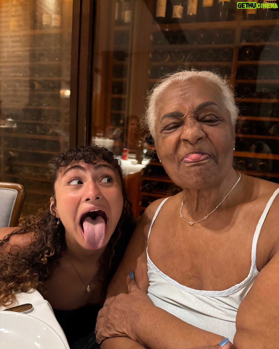 Camila Pitanga - 18.8K Likes - A alegria que ressoa nessas fotos diz muito pra mim.
Meu mundo mãe.
A liga do amor conectando pontos entre a minha ancestralidade e minha posteridade.
No dia de hoje exalto minha gratidão por tudo o que a minha mãe significa pra mim, por tudo que conquistamos juntas.
Exalto a gostosura dessa conexão entre avó e neta.
Celebro tudo o que sou e aprendo sendo mãe da Antonia.
Tudo isso simboliza a conexão entre presente, passado e futuro.
Desejo que todas as mĆ£es possam celebrar conexƵes genuĆnas e cheias de amor!
Feliz Dia das MĆ£es. š¤