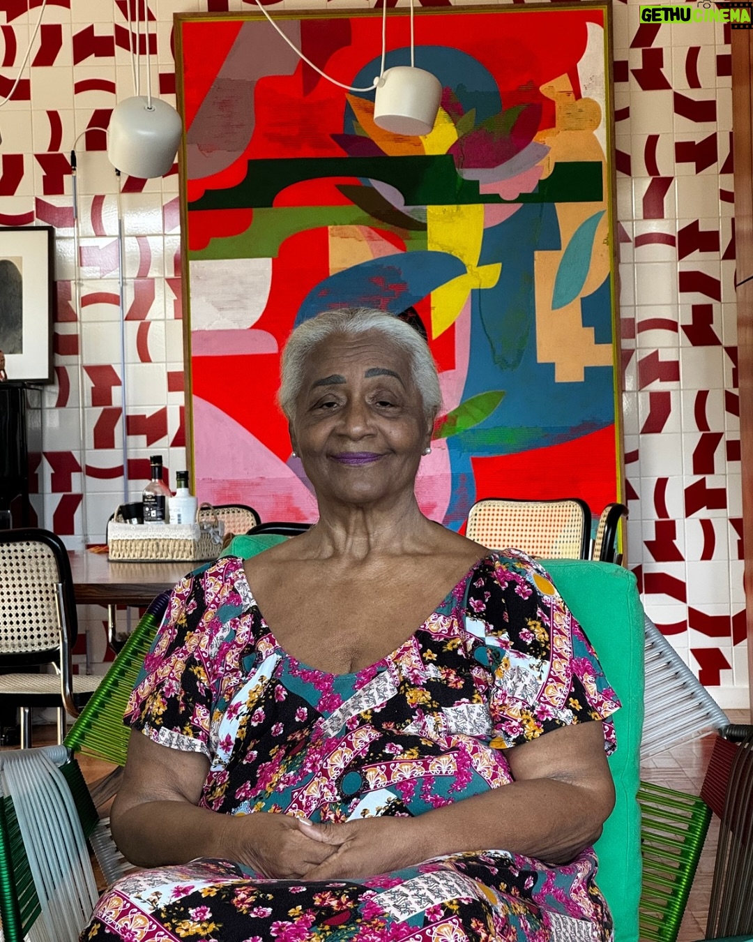 Camila Pitanga - 18.8K Likes - A alegria que ressoa nessas fotos diz muito pra mim.
Meu mundo mãe.
A liga do amor conectando pontos entre a minha ancestralidade e minha posteridade.
No dia de hoje exalto minha gratidão por tudo o que a minha mãe significa pra mim, por tudo que conquistamos juntas.
Exalto a gostosura dessa conexão entre avó e neta.
Celebro tudo o que sou e aprendo sendo mãe da Antonia.
Tudo isso simboliza a conexão entre presente, passado e futuro.
Desejo que todas as mĆ£es possam celebrar conexƵes genuĆnas e cheias de amor!
Feliz Dia das MĆ£es. š¤