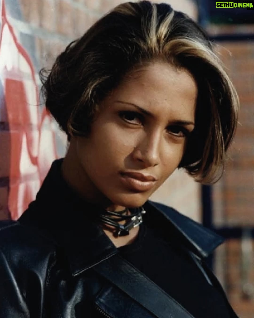 Camila Pitanga - 26.2K Likes - Alex de Malhação (1996), direto do túnel do tempo.
Eu era tĆ£o novinha cheia de sonhos⦠nĆ£o tinha dimensĆ£o do que esse papel representaria para vĆ”rias meninas negras se enxergarem na televisĆ£o e na arte. š