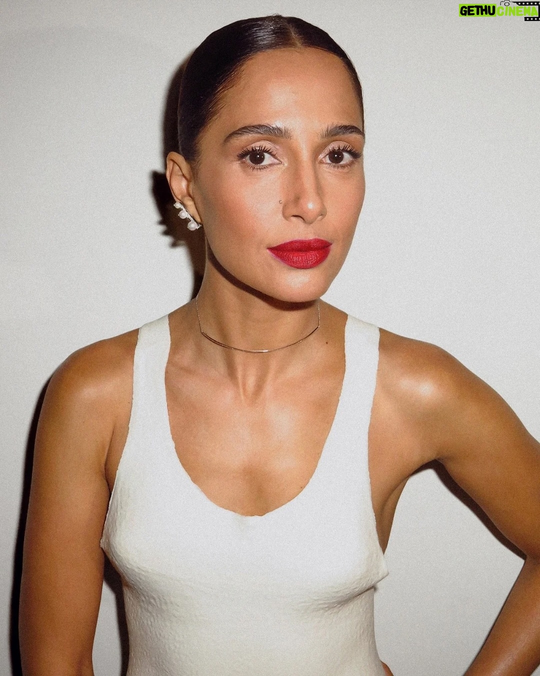 Camila Pitanga - 23.4K Likes - Um luxo vestir @alexandreherchcovitch para participar do especial āAlĆ©m da Maternidadeā, na @DiaTV.
Quantos papéis conciliamos com a nossa maternidade? Medos e aflições de mães e principalmente, soluções de mães. A pauta foi essa.
A conversa teve a mediação da minha xarÔ @cafremder (cadê minhas nóias, hahahaha) ao lado da @bianca (Lolover nº1) e @tata (segundo encontro do mês, cadê o terceiro?)
NĆ£o percam hoje, a partir das 18h, no DiaTV. š¤
Styling: @pedrosales_1
Beleza: @rodrigocosta
Vestido: @herchcovitchalexandre
Joias: @jackvartanian
Sandalias: @khaite
Foto: @goncaloasilva
Agenciamento: @zvagenciamento