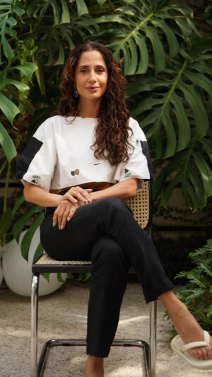 Camila Pitanga Instagram - Dar vida à Ellen foi uma experiência de muito aprendizado e conexão.

Tive a honra de visitar o INCA, onde conversei com mulheres que enfrentam o câncer de colo do útero, o mesmo câncer que a Ellen enfrenta na novela. Essas conversas me ensinaram muito, não apenas sobre a doença, mas também sobre as pessoas.

Cada paciente é única, e seus cuidados também se diferem, em todos os estágios da doença. Os cuidados paliativos, especialmente nos estágios mais avançados, são essenciais para garantir qualidade de vida, alívio, respeito e, acima de tudo, assegurar o direito à dignidade.

Agradeço profundamente às pacientes Priscila Magalhães, Edilaine Cabral, Denise Nunes e Flávia Castro, que compartilharam suas histórias comigo de forma tão generosa. E à equipe de profissionais de saúde do INCA que trabalha incansavelmente para garantir que todas as pacientes recebam o melhor cuidado possível.

🚨 O câncer de colo do útero é tratável, especialmente quando diagnosticado precocemente! Não deixe de fazer os exames preventivos. O Papanicolau é o principal exame para detectar alterações no colo do útero. Se você tem entre 25 e 64 anos, converse com seu médico sobre a importância da prevenção. Vamos juntas 💪
